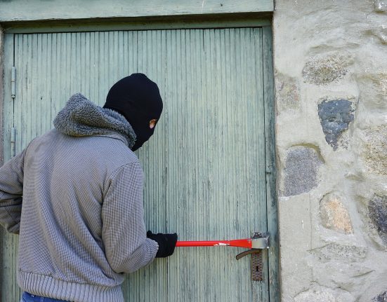 Трима мъже задържани за грабеж на две възрастни жени в София