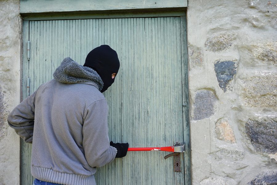 Трима мъже задържани за грабеж на две възрастни жени в София